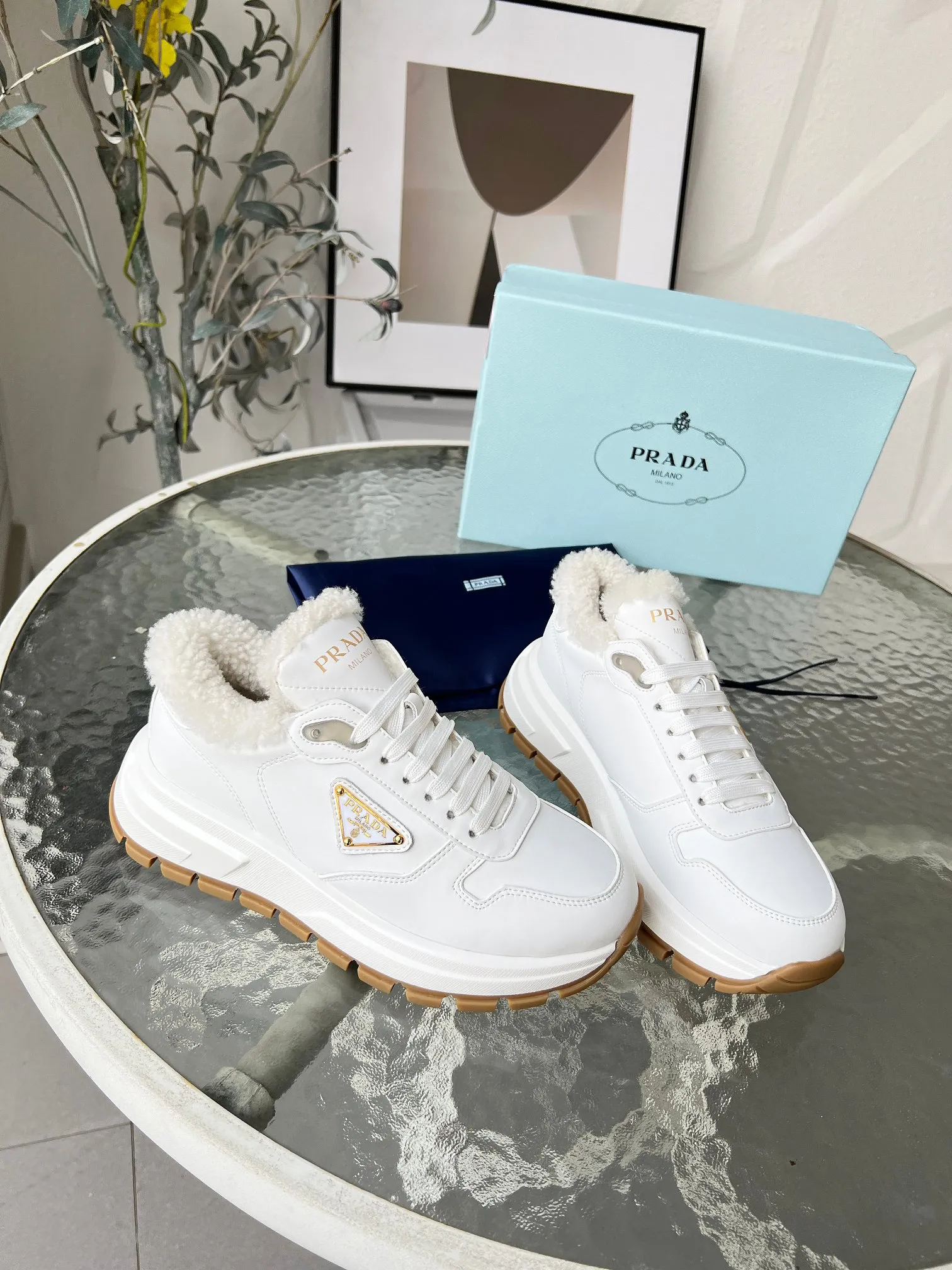 👟👟Ex-factory price 600👟👟 Prada couple model "PRADA.." upgraded version 2024 explosive model is released. , original 1:1 thick sole, fabric silk cowhide lining: sheepskin, foot weight: sheepskin, size 35--46, "Women's model 34.41 is custom-made and non-returnable, Men's model 38.45.46 is custom-made and is non-refundable, two colors black and white